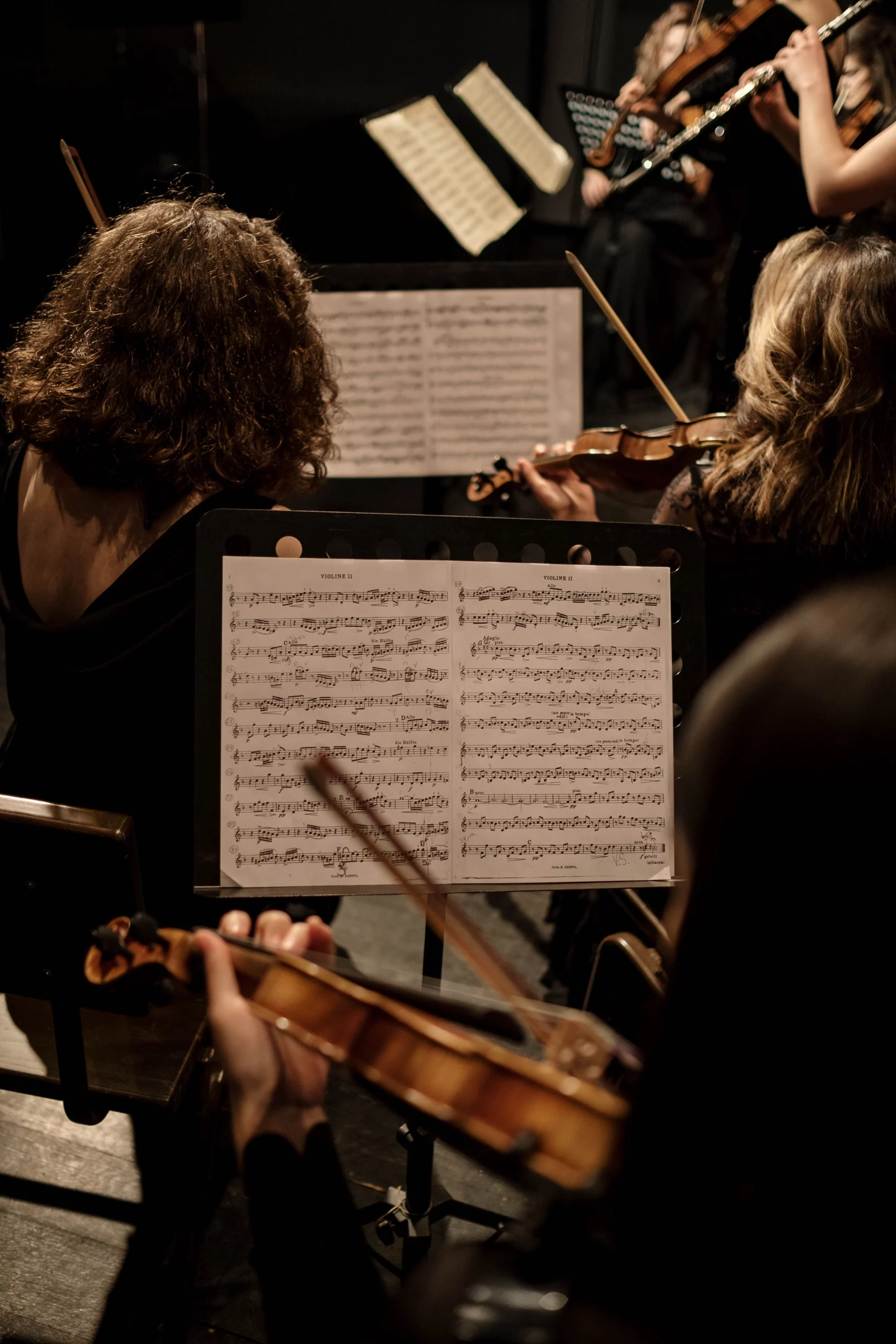 Partition de musique jouer par un homme