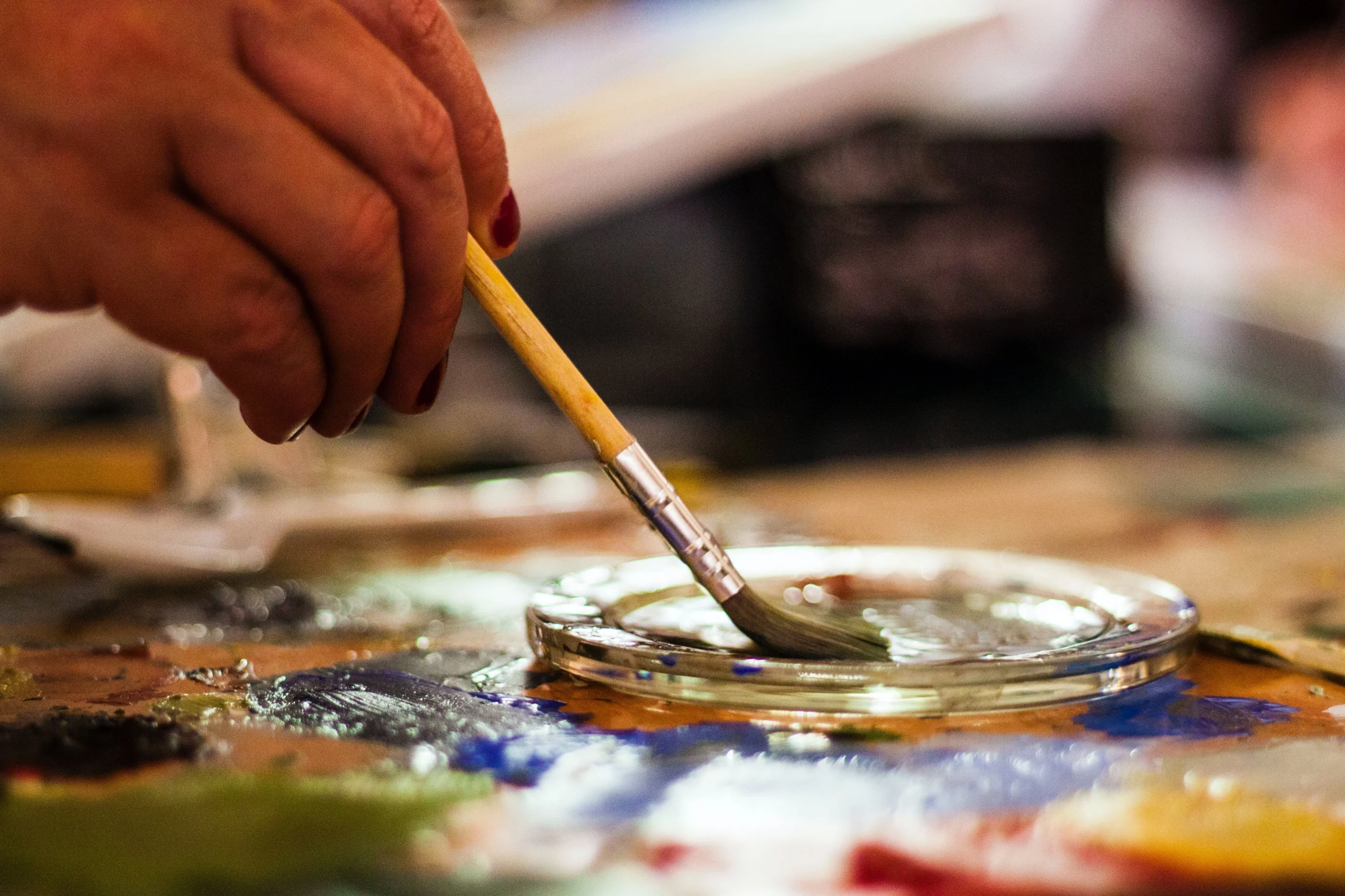 Pinceau plongé dans la peinture
