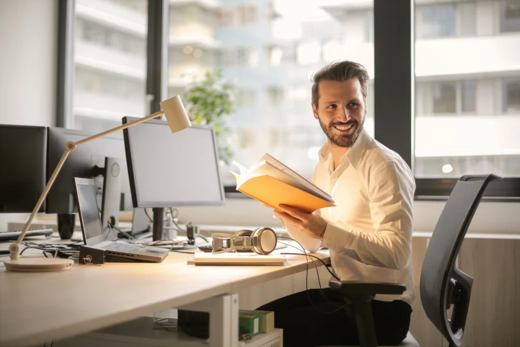 Homme travaillant dans son bureau avec le sourire