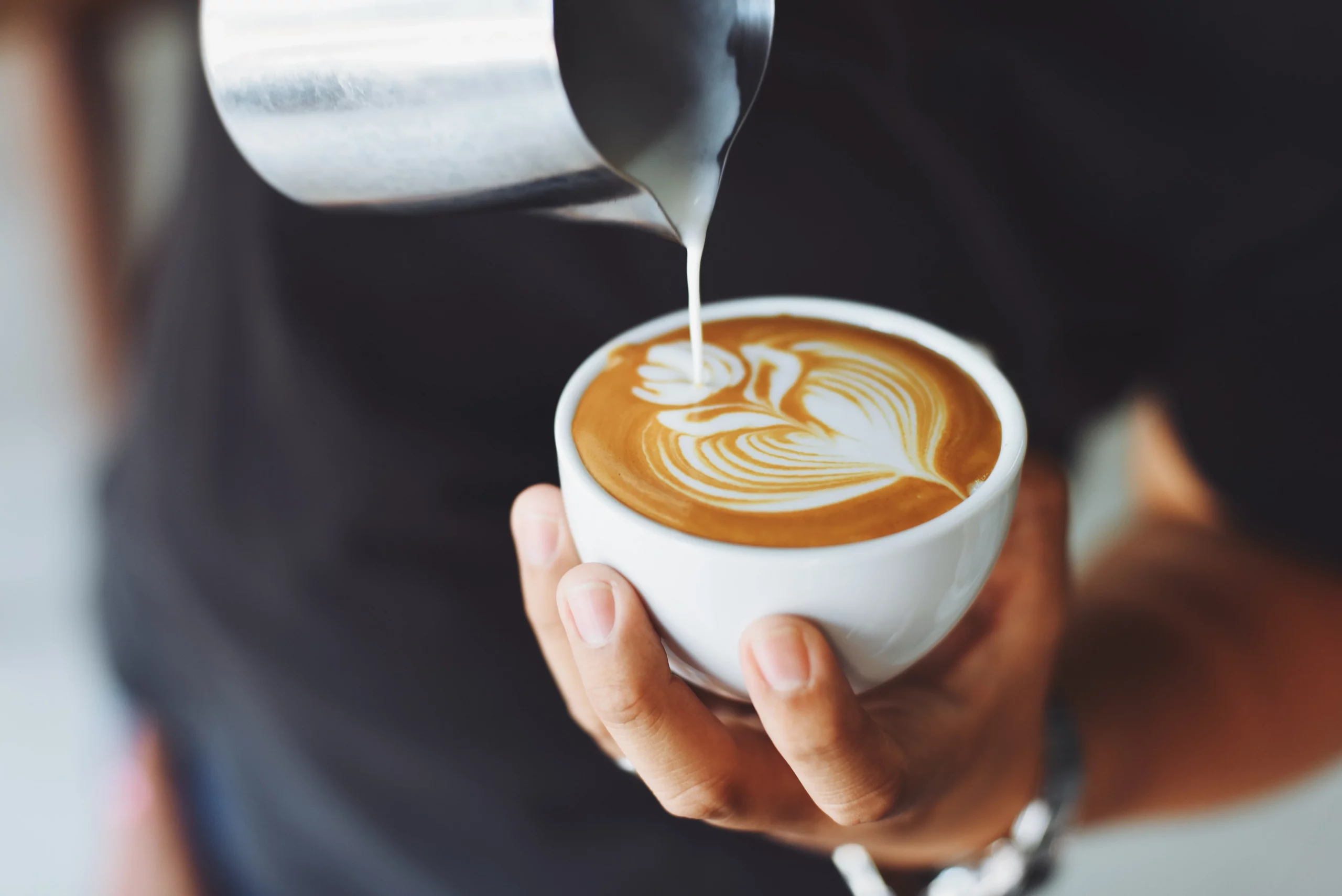 Dessin avec du lait dans une tasse de café