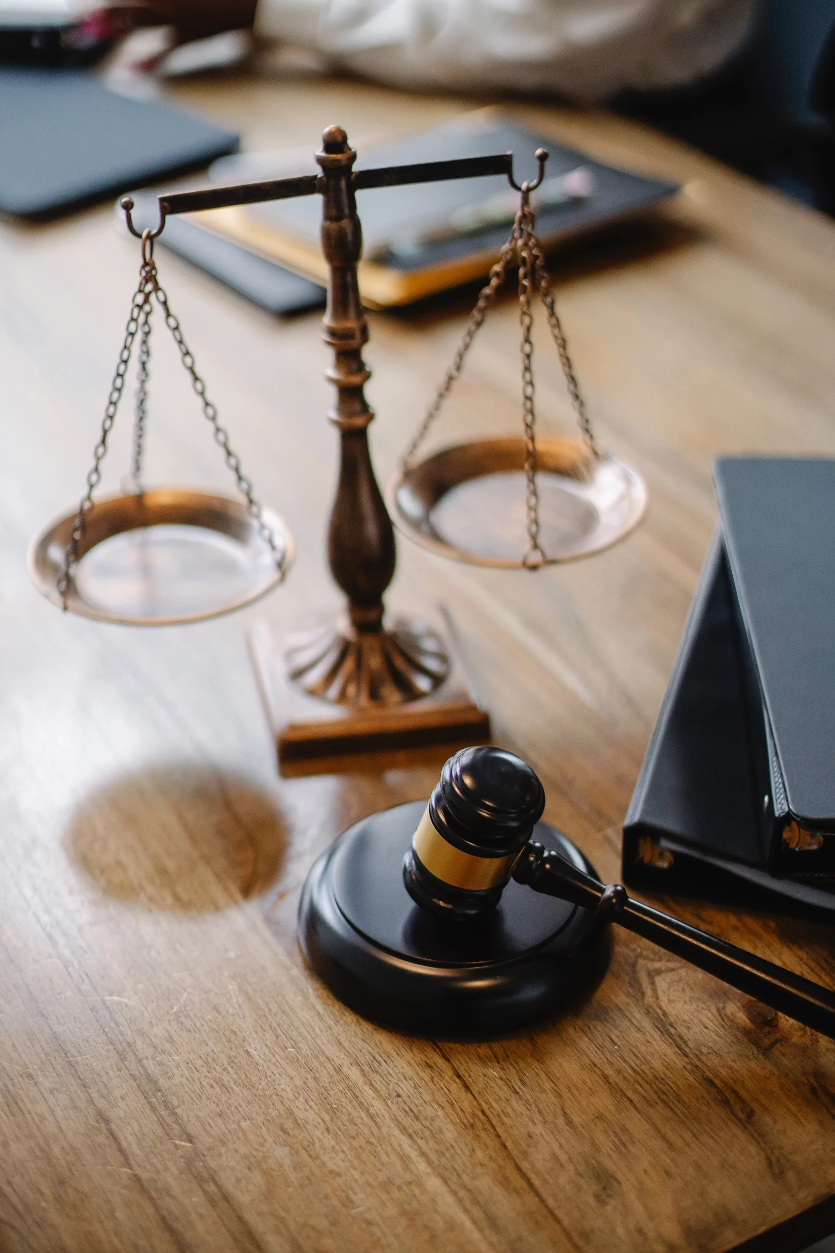 pexels-sora-shimazaki-5669619-law Photo qui représente une balance de justice ainsi que le marteau d'un juge