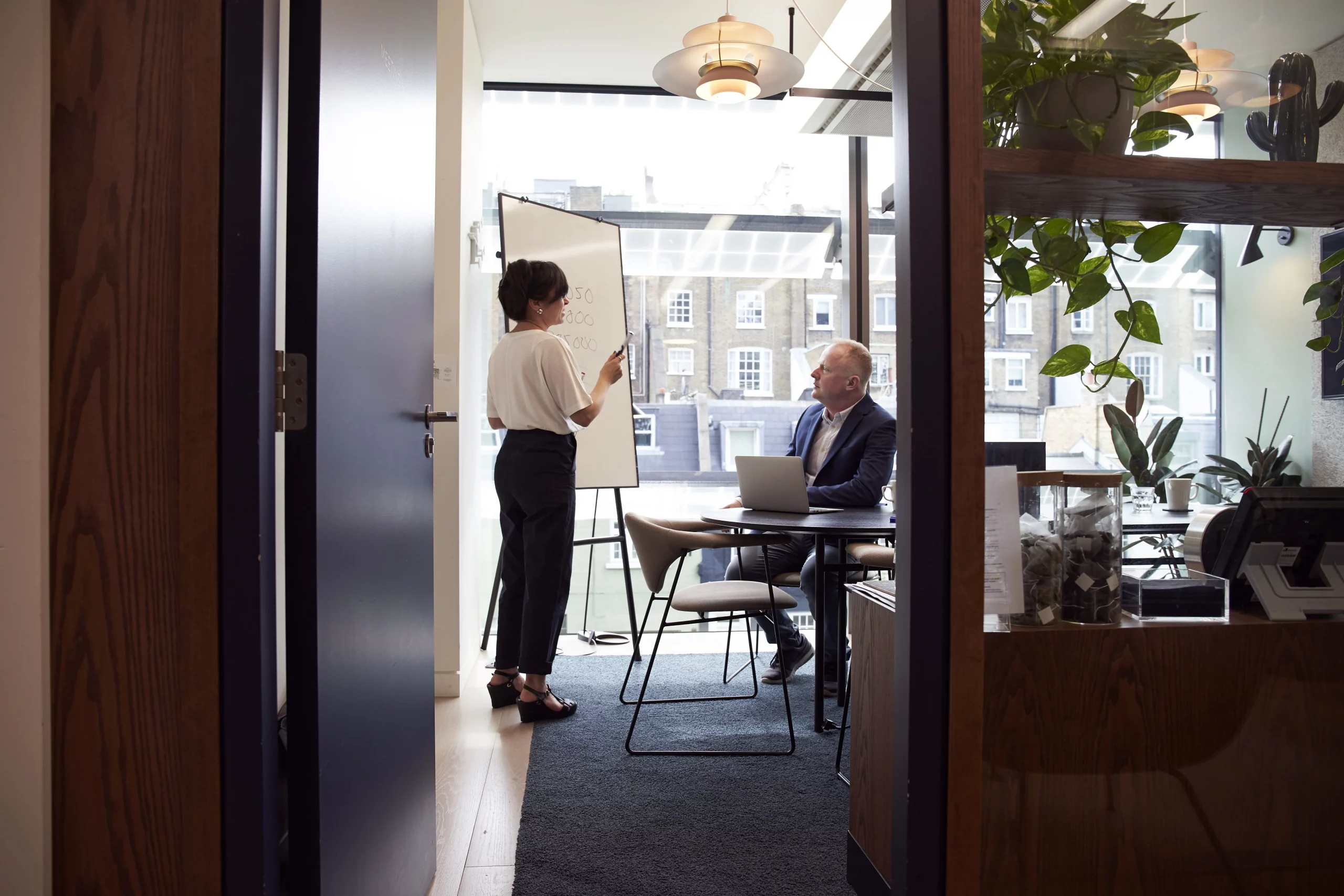 Conversation entre deux personnes dans un bureau