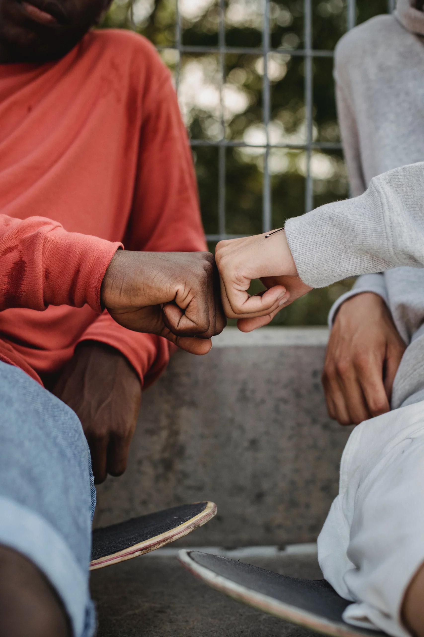 pexels-budgeron-bach-5157801 Deux personnes qui se tapent dans la main avec le point